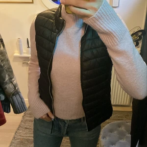 Väst  - Säljer min svarta väst då den inte kommer till användning, och blivit för liten! Super fin 💕💕