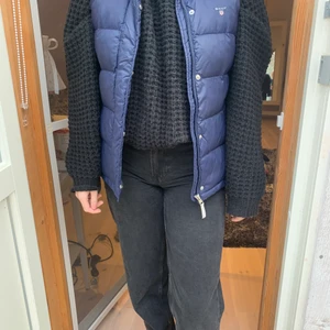 Gant väst - En marinblå gant väst från kidsbrandstore, bra skick men lite smutsig på insidan, men inget man tänker eller ser när man har den på sig. Barnstorlek men passar xs/s