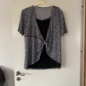 Superfin stretchig blus variant  - Gjort av 65% polyester och 35 % viscose. Helt superfin o behagligt material . Kan skickas mot fraktkostnad som även köparen betalar för . Ca 66kr .. Tar Swish 