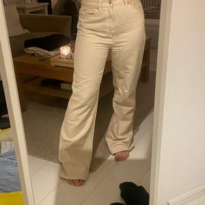 Snygga beiga byxor som går att ha som High waist eller lite lägre med en större passform