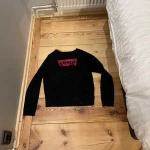 Levis tröja  - Levis tröja köpt i USA 2019💕 använd 2 gånger🤎 köpare står för frakt 