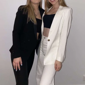 Vit blazer - Vit jättefin blazer som är figursydd i storlek S men känns som en XS. Tjockt material och bra material! ❤️‍🔥