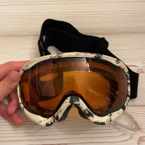 Skidglasögon  - Skidglasögon, har ett litet vitt märke så linsen utifrån (se bild 2) detta är dock inget som påverkar i synfältet & jag stördes inte av det. 