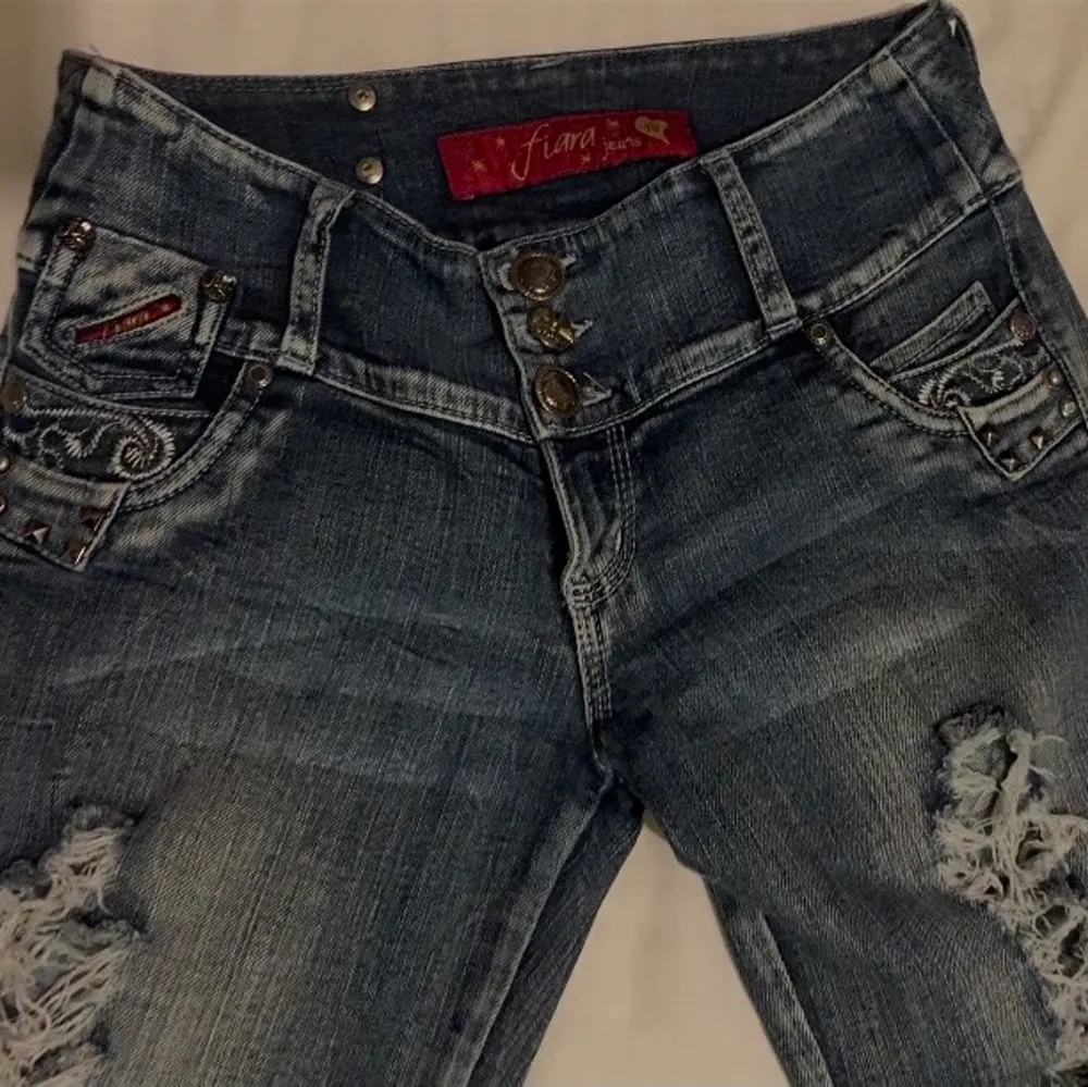 Vintage dark washed low waisted blue jeans, i love this piece it has so many little details on the buttons and pockets, Im giving them up because they are to small for me 😭, it is a good fabric material they are just a little bit stretchy, sice s/xs. Jeans & Byxor.