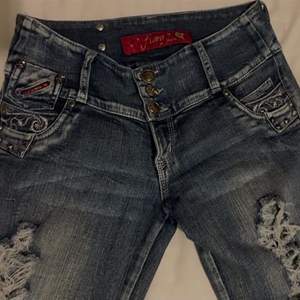 Vintage dark washed low waisted blue jeans, i love this piece it has so many little details on the buttons and pockets, Im giving them up because they are to small for me 😭, it is a good fabric material they are just a little bit stretchy, sice s/xs