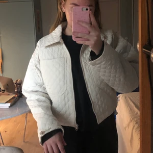 Quiltad höstjacka - Crémevit, quiltad jacka från NA-KD i storlek 36. Aldrig använd så lappen sitter fortfarande kvar. Lite ”boxig” modell (dropped shoulders). Perfekt liten höstjacka!
