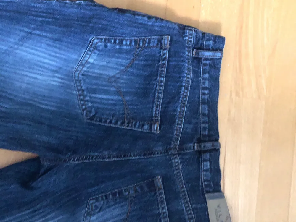 ett par jättefina low wasited jeans. Dom är använda men inte något tecken på det. Nästan som nya. Jag säljer på grund av att dom helt enkelt inte kommer till användning. Skriv om ni är interserade . Jeans & Byxor.
