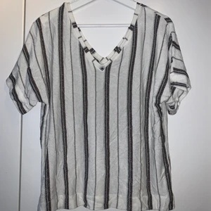 Glittrig tshirt - Glittrig tshirt från Lindex. Storlek S/M 