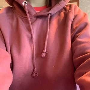 Hoodie storlek L - En mörkröd hoodie i storlek L köpt från Bik Bok. Mysig med stor luva. 