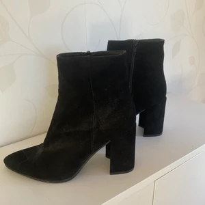 Klackskor - Superfina klackskor som inte kommer till användning. Använt en gång. Skorna är spetsiga framtill och klackarna rundade. Skorna är i mocka och är köpta i Stockholm. Nypris 1899