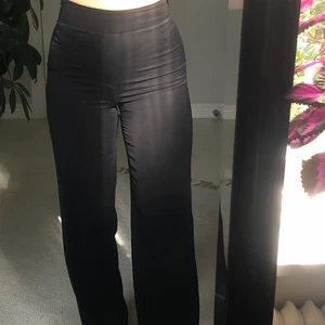 Kostymbyxor  - Högmidjade jättefina kostymbyxor-ish från BikBok! Säljer pga för små. Bra skick! 💕 Köpare står för frakt 📦 