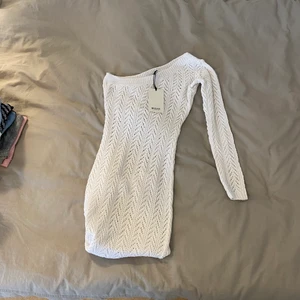 Virkad strandklänning - Aldrig använd, lång virkad strandklänning