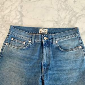 Oanvända jeans från Acne Studios i modellen Boy Vintage. Kan skicka fler bilder vid intresse. Nypris ca 2000 kr. Skickar spårbart med PostNord!