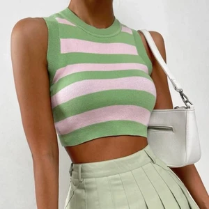 Rosa/grön topp - Rosa/grön topp från Shein köpt i somras men tyvärr sälla använd så i nyskick. Storlek 36. Frakt tillkommer.