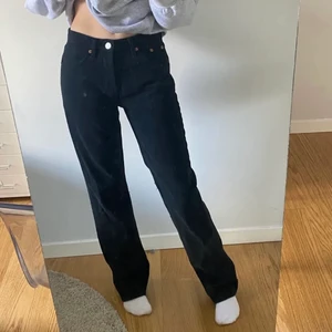 Jeans - Superfina mid rise jeans från zara, köpta här på plick men är i väldigt fint skick. Helt slutsålda på zaras hemsida💘💘