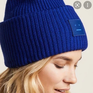 Acne mössa - Nu säljer jag min mörkblåa acne mössa då jag inte får användning av den längre💙 den är i nyskick🌟nypris:1200kr 💙 {lånad bild} vet inte vad frakten kommer bli hittills💞HÖGSTA BUDET LIGGER PÅ: 800 PLUSS FRAKT!❤️
