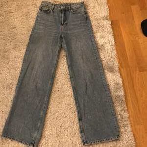 Ett par jättefina blå jeans från monki som ja säljer då de inte passar längre. Modellen på jeansen ä Yoko och köparen står för frakten🤎🤎