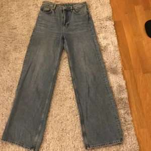 Blå jeans från Monki - Ett par jättefina blå jeans från monki som ja säljer då de inte passar längre. Modellen på jeansen ä Yoko och köparen står för frakten🤎🤎