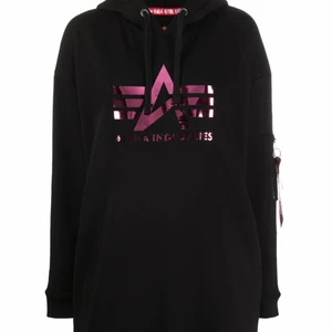 Alpha Industries oversize hoodie - Helt ny, oanvänd Alpha Industries svart oversize hoodie med glansig rosa text i storlek S. Köpt för 1400kr säljer för 1200kr. 