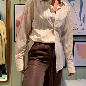 Skjorta  - Randig skjorta i rak passform. Storlek S, säljer för 90kr+frakt