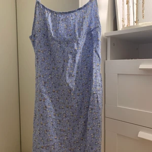 Blommig Klänning  - Säljer denna fina klänning pågrund av att jag köpte fel storlek 😭 klänningen är i storlek m men skulle säga att den är en xs/s och egentligen 