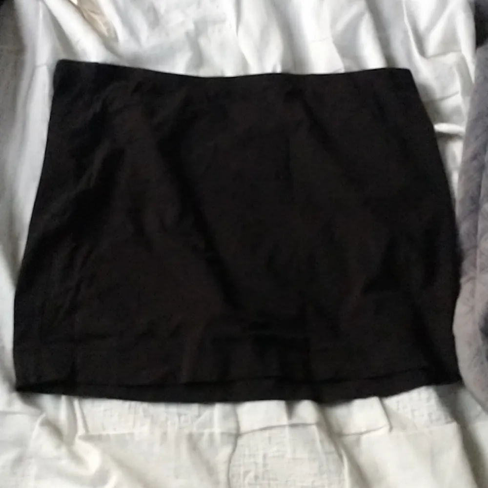 En svart tajt men mjuk kjol från H&M i storlek XL. Helt oanvänd. Skriv privat för fler bilder!. Kjolar.