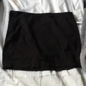 En svart tajt men mjuk kjol från H&M i storlek XL. Helt oanvänd. Skriv privat för fler bilder!