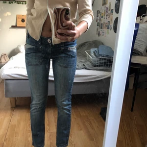 Lågmidjade jeans - Vintage lågmidjade jeans ifrån diesel, små storleken. Frakt tillkommer (skriv för mer information)❤️pris kan diskuteras 