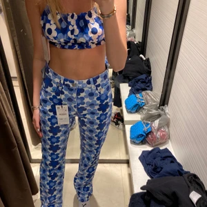 Blommigt sett från zara - Intressekoll på mitt blommiga sett från zara. Blommiga jeans i storlek 36 och blommig topp i storlek xs. Fint att ha både tillsammans och isär. Cirka 500 nypris(?), byxor sålda!