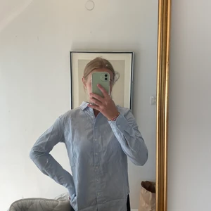 Blå skjorta - Väldigt fin blå skjorta! Den är endast använd ett fåtal gånger så den är i nyskick ☺️ det står ingen storlek men skulle säga xs/s 