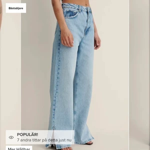 Långa jeans  - Jeans med slits från NAKD, lite långa för mig (166cm):((🤎 nyskick o sjukt snygga!! Frakt tillkommer på 72 kr🧸