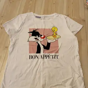 En tröja med Looney Tunes tryck på. Storlek XL- men är som en M/L. Köpt på New Yorker. Fint skick, knappt använd.