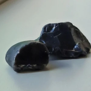 Svart obsidian crystal.  - Riktigt Svart obsidian krystal I flera storlekar. Kontakta gärna och fråga om mer bilder om det är någonting du undrar! 