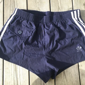 Adidas shorts  - Korta vintage Adidasshorts i vindmaterial. Storlek small. 