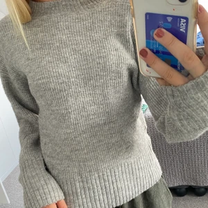 Grå stickad tröja, storlek S - Så bra tröja nu till hösten! Sticks inte alls! Väldigt mjuk och bra i formen❤️