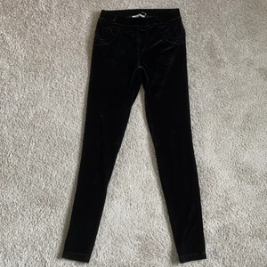 Calvin Klein sammetsbyxor  - Calvin Klein sammetsbyxor i storlek XS, aldrig använda, som nya, mycket fint skick