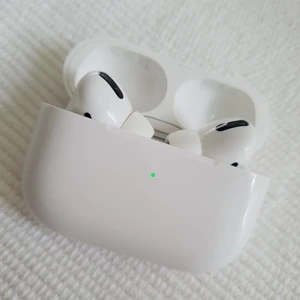 Airpods pro - Några månader gamla airpods pro, använda men inga fel. 1800kr