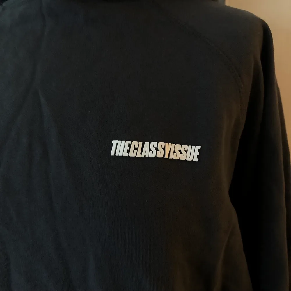 Säljer denna mörkgrå hoodien från, the classy issue. Nästan helt oanvänd!! Bra pris för en bra hoodie. Tröjor & Koftor.