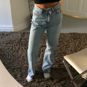 Säljer dessa högmidjade jeans från Weekday i modellen SKEW!! W 26 L 32 (jag är 1.61) super fint skick, perfekt färg