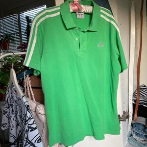 Adidas - Jättecool retro adidaströja i neongrön färg!! Använder ej där av säljer jag den:)
