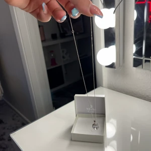 Halsband - Jättefint halsband. Jag har aldrig använt halsbandet då jag inte är en halsbandsperson. Jag har tyvärr ingen koll på halsbandet men halsbandet är köpt på alberts guld!                                                                                   Köparen står för frakten!