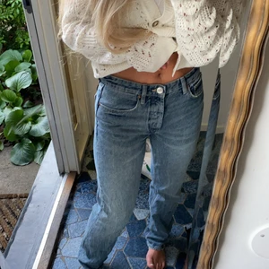 Zara mid waist jeans - Säljer mina mig waist jeans från zara eftersom att de inte riktigt kommit till användning! Storlek 38 men sitter rätt bra på mig som har storlek 36🤩🎀