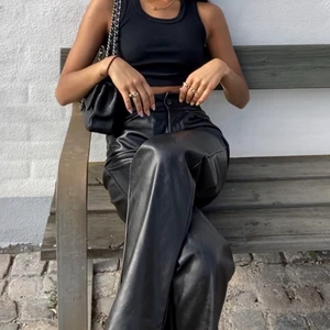 Raka skinnbyxor - Raka skinnbyxor köpta second hand och är knappt använda. Sitter bra i längd på mig som är 164cm men funkar även på längre människor. Säljer då midjan är lite stor på mig, skulle säga att midjan är som en 27