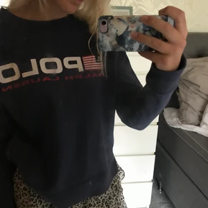 Ralph lauren  - Säljer denna snygga Ralph lauren tröjan i mörkblå färg med snyggt tryck!💙använd ganska flitigt men i gott skick! Säljs pågrund av att den inte kommer till användning längre tyvärr. 