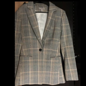 Blazer  - Rutig Blazer i st 34. Oanvänd då den är för stor för mig