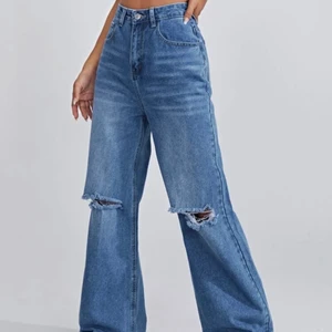 Blåa jeans  - säljer denna blå jeansen för 150kr utan frakt i size M, den är helt ny ha begagnade den en gång bara. 