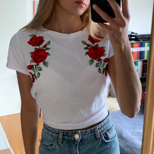 Vit blommig tshirt  - Superfin vit,blommig T-shirt i storlek xs!