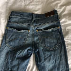 Lee mid rise skinny jeans Strl.25. Kan skickas, köparen står för frakt.