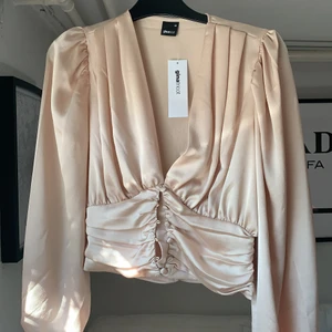 Blus - Superfin champagnefärgad blus från Ginatricot, aldrig använd, prislapp kvar! Storlek 38