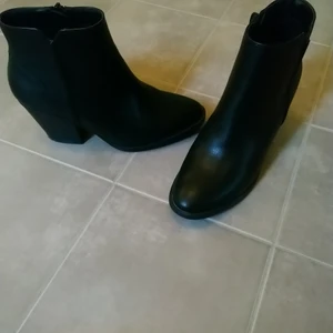 Svarta boots. Använda en gång. Str 36  - Svarta boots med dragkedja på sidan, mycket fint skick. 